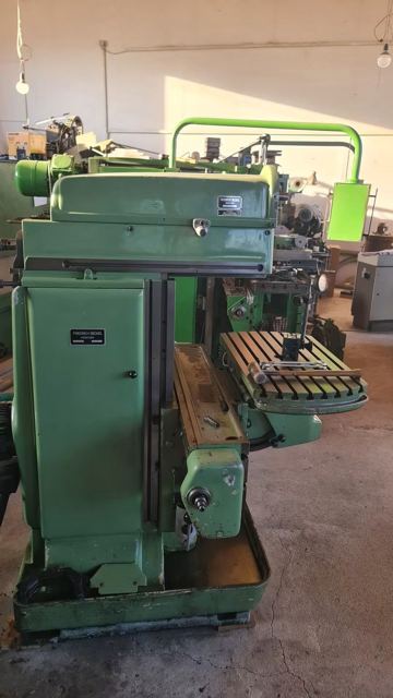 Mașină de frezat Friedrich Deckel în atelier